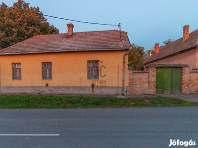 Szabadszállás központjában eladó a régi katolikus ház