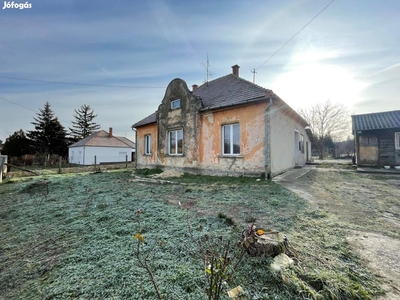 Bakonyszentlászló, egyedi megjelenésű családi ház eladó - Bakonyszentlászló, Győr-Moson-Sopron - Ház