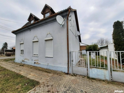 Eladó Dombóváron a Vörösmarty utcában egy 213nm-es családi ház! - Dombóvár, Tolna - Ház