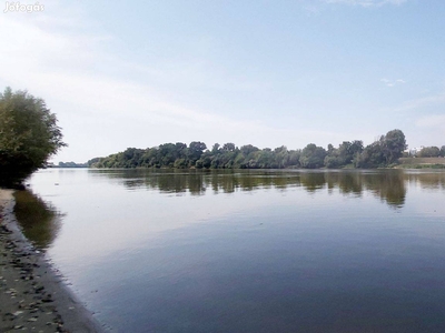 Újszegeden, a Tisza-parton, panorámával a folyóra és a belvárosra