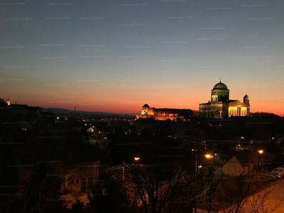 Eladó tégla lakás - Esztergom, Béke tér