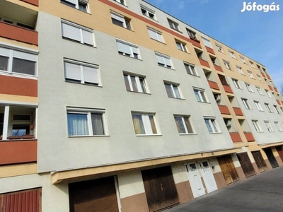 Garibaldi utcán 68 m2-es, 2. emeleti, erkélyes lakás eladó