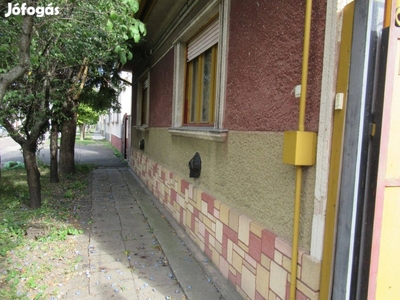Az Alszegi út közelében felújítandó családi ház eladó