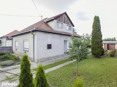 Tolna,Kazinczy F.u.- háromszintes családi ház 32 M Ft