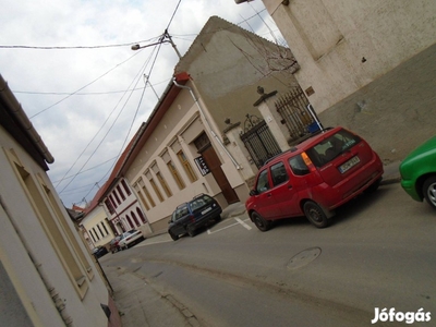 Eger Belváros közeli 13 szöbás családi ház eladó