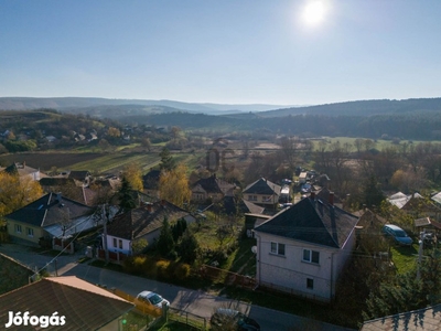 Panorámás családi ház a Bakony ölelésében