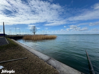 Balatonvilágoson eladó 2 szobás téglalakás!