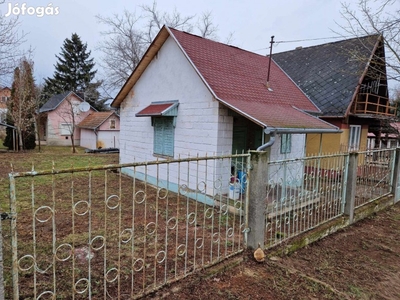 Lakitelek, Tőserdőn eladó 30 nm-es nyaraló!