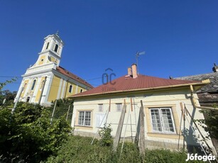 KÜLÖNLEGES HELYEN - A TEMPLOM MELLETT - DUNA-PART KÖZELBEN