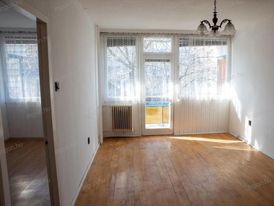 Eladó átlagos állapotú panel lakás - Budapest XX. kerület