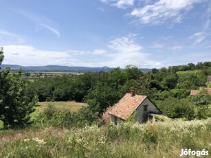 Kedves kis nyaraló a Csobánc hegy DNY-i oldalán.