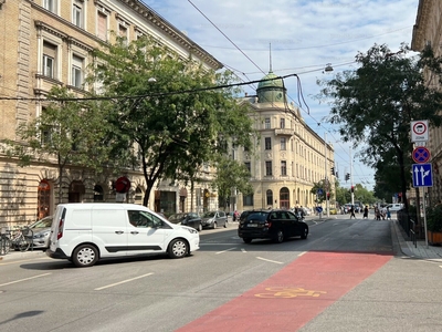 Eladó utcai bejáratos üzlethelyiség - VI. kerület, Belső-Terézváros