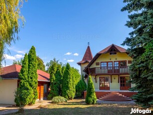 Balatonföldváron, zöldövezetben családi ház eladó!