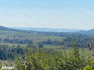 Balatoni panorámás zártkert a Csobánc lábánál