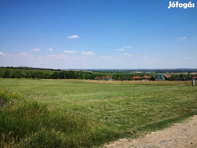 Panorámás építési telek eladó Nadapon