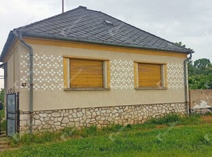 Eladó családi ház Bakonyszentiván, földszint
