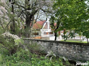 Várpalotán a Korompay utcában, két szobás, első emeleti, tégla lakás