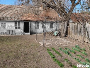 Saroktelek Béketelep fő utcáján