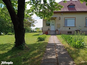 Veszprémben, a Csererdei lakóparkban, több mint 1000 nm parkosított