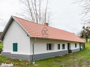 Autentikus, jó állapotú nyaraló új tetőszerkezettel, a keszthelyi-hegy