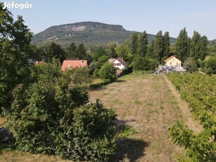 Belterületi építési telek panorámával a Badacsonyra