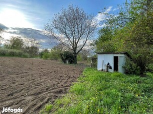 Tokaji úttól 100 méterre található közművesített telek eladó!