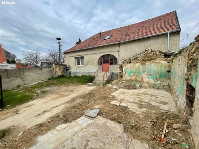 Veszprémben eladó egy panorámás, felújítás alatt lévő családiház - Veszprém, Veszprém - Ház