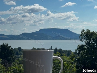 Balatoni panorámás nyaraló eladó Balatongyörökön!