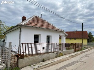 Poroszlón a Tisza-tónál kiemelkedően jó helyen Parasztház eladó