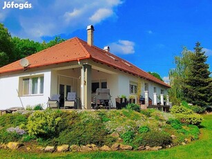 Eladó Csákberény tájvédelmi körzetében kertes családi otthonunk